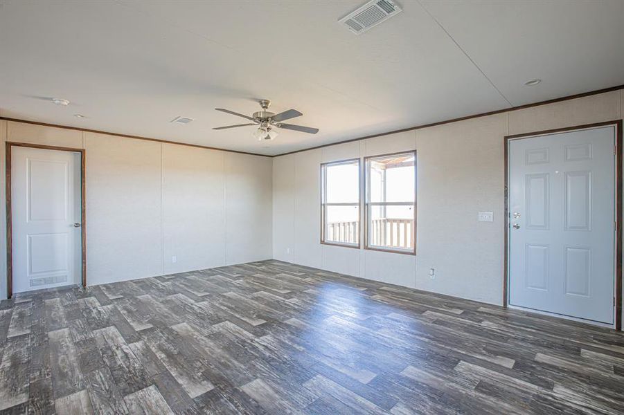 Spacious, unfurnished interior of a new home in , Bellevue (Image 14).