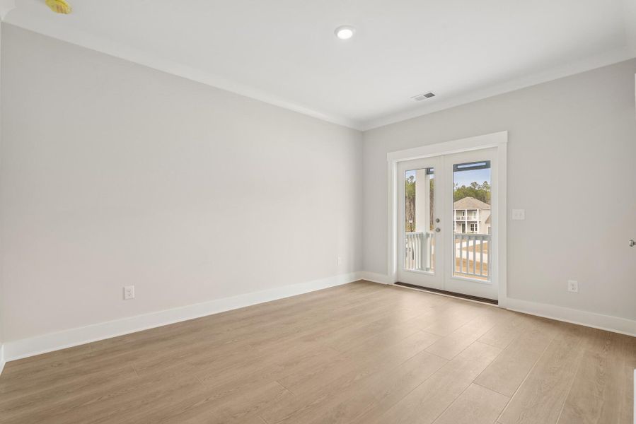 Spacious, unfurnished interior of a new home in Hidden Ponds Reserve, Awendaw (Image 8).