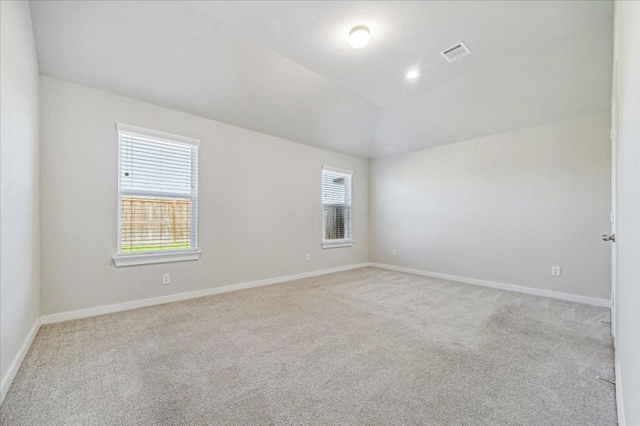 1 of the 2 guest bedrooms