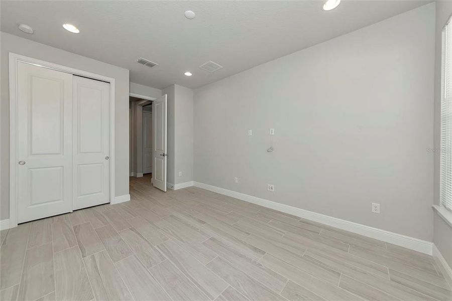 Spacious, unfurnished interior of a new home in , Sarasota (Image 23).