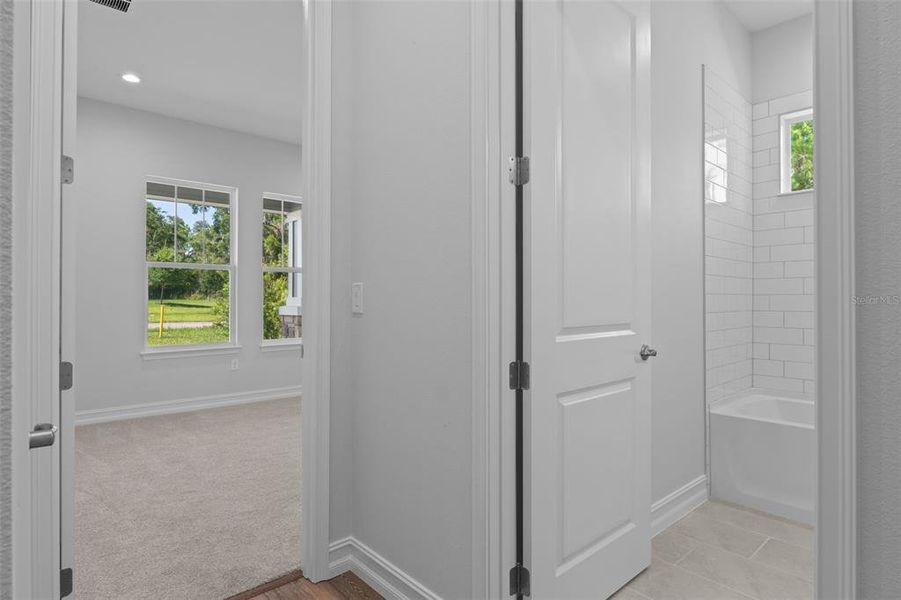 Spacious, unfurnished interior of a new home in Southern Hills Plantation, Brooksville (Image 34).