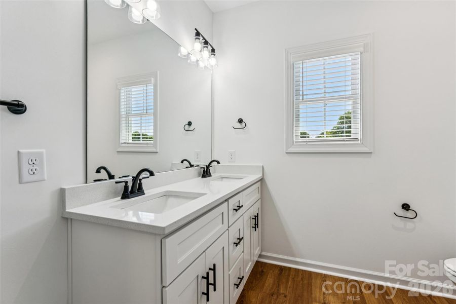 Full bathroom to service bedroom 2 and 3