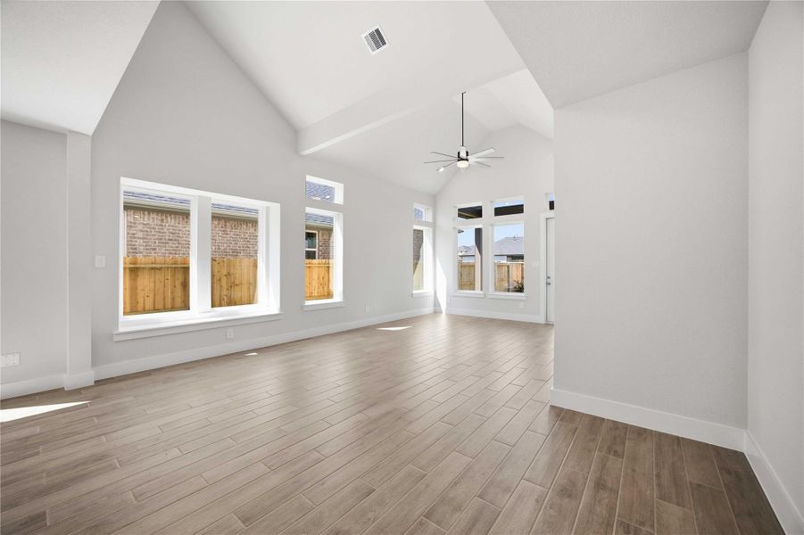 Spacious, unfurnished interior of a new home in Sienna, Missouri City (Image 4).