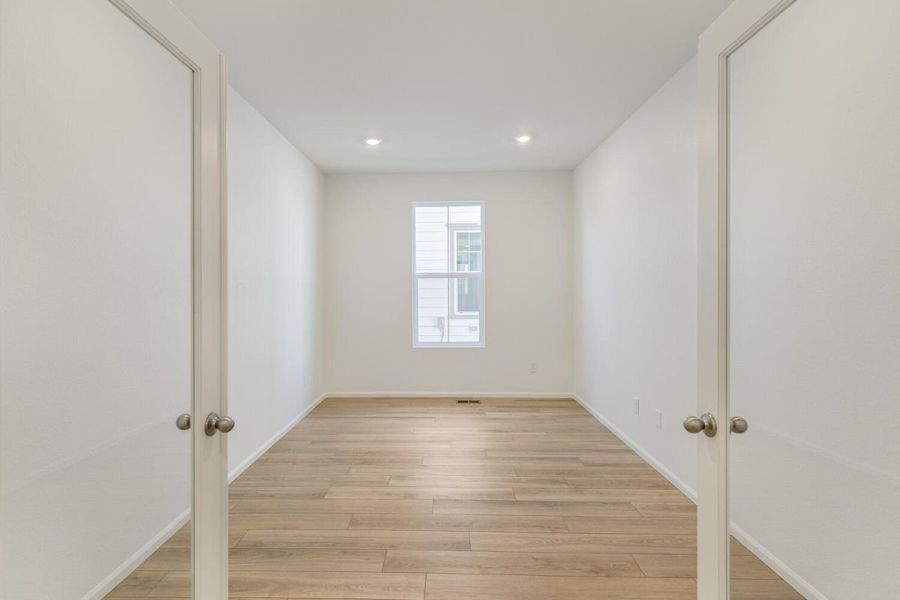 Spacious, unfurnished interior of a new home in Murphy Creek Reserve, Aurora (Image 19).