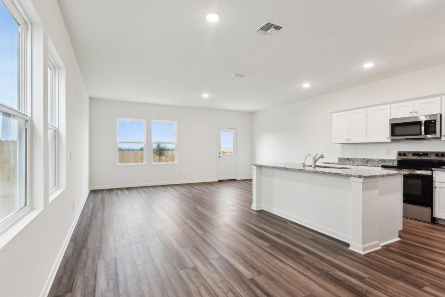 Spacious, unfurnished interior of a new home in Pinckney Place, North Charleston (Image 9).