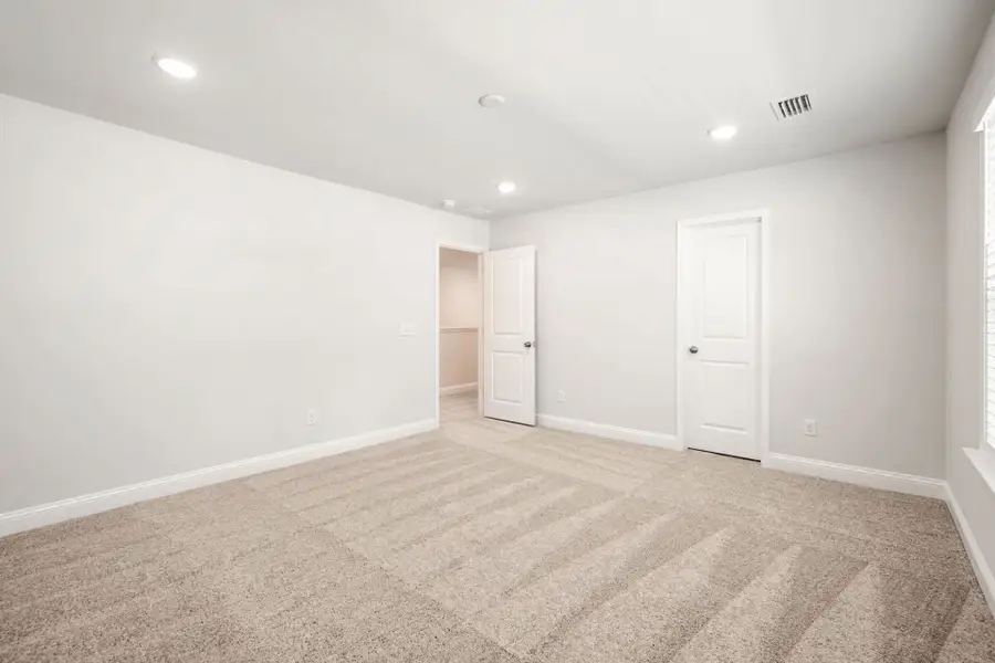 Spacious, unfurnished interior of a new home in Waterways, Richmond Hill (Image 24).
