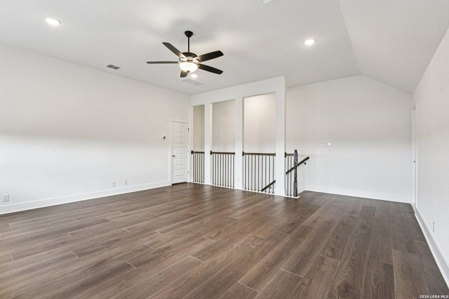 Spacious, unfurnished interior of a new home in Waldsanger, New Braunfels (Image 24).