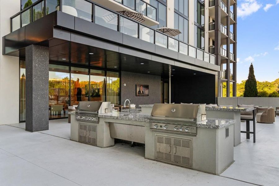Condo located in Atlanta, GA showcasing its design and architecture (Image 36).