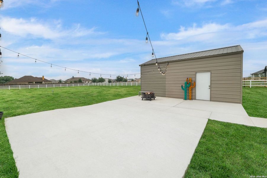 Exterior details and patio area of a home in Pradera Ridge, Floresville (Image 3).