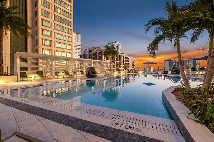 Condo located in St. Petersburg, FL showcasing its design and architecture (Image 4).