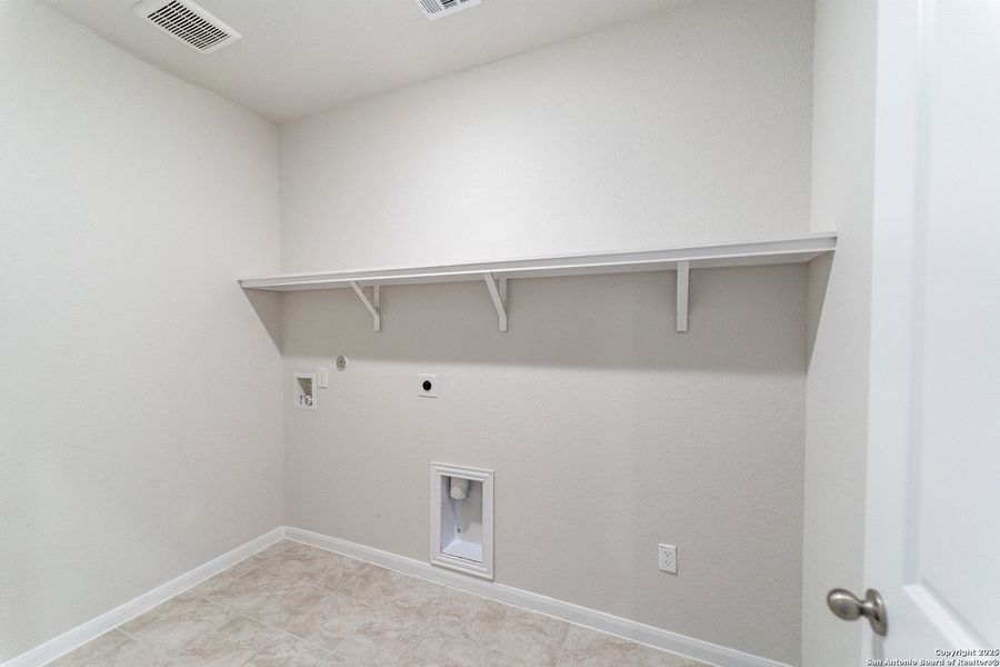 Spacious, unfurnished interior of a new home in Cloud Country, New Braunfels (Image 12).