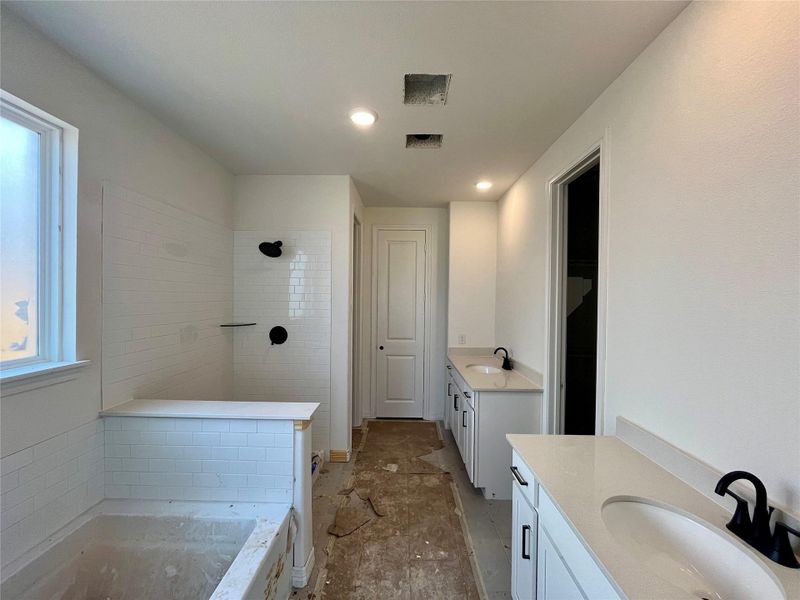 Image 36 of a home in Oakwood Estates.