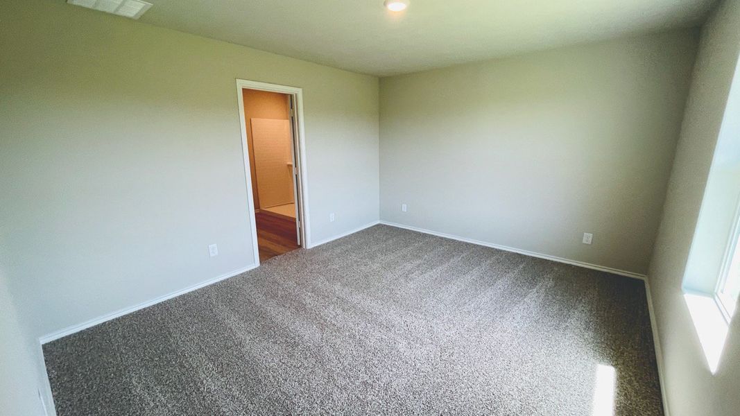 Spacious, unfurnished interior of a new home in Sunnycreek, Fort Worth (Image 7).