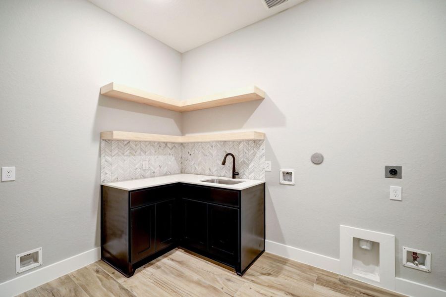 THE PICTURE SHOWN IS NOT THE ACTUAL HOME. TRINITY SIGNATUE HOMES IS BUILDING A SIMILAR FLOOR PLAN. THE PICTURE SHOWN IS NOT THE ACTUAL HOME. TRINITY SIGNATUE HOMES IS BUILDING A SIMILAR FLOOR PLAN.