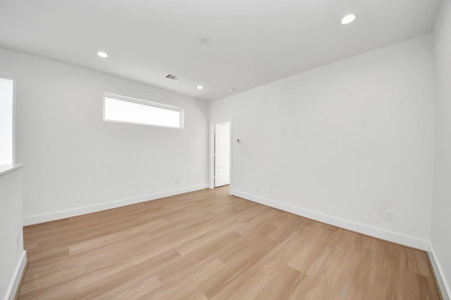 Spacious, unfurnished interior of a new home in Piccolina, Houston (Image 24).