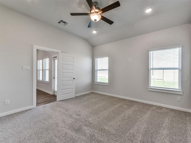 Spacious, unfurnished interior of a new home in River Ranch Meadows, Dayton (Image 27).