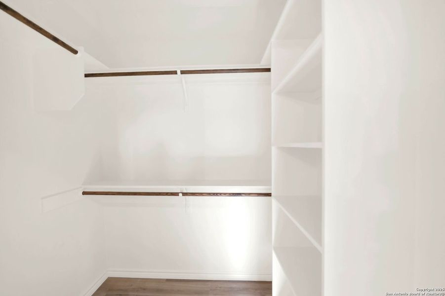 Spacious, unfurnished interior of a new home in , Hondo (Image 30).