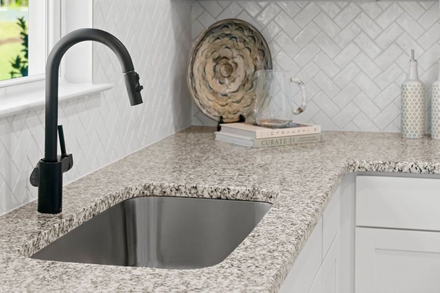 Single-basin kitchen sink