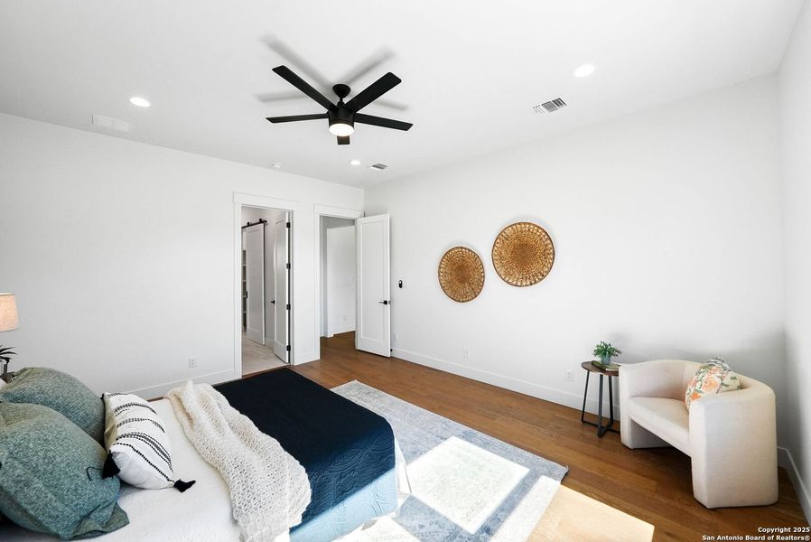 Furnished interior view inside a new home in , Bandera (Image 3).