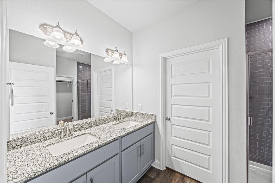 **Photos are a representation. Colors and features may differ** **Photos are a representation. Colors and features may differ**