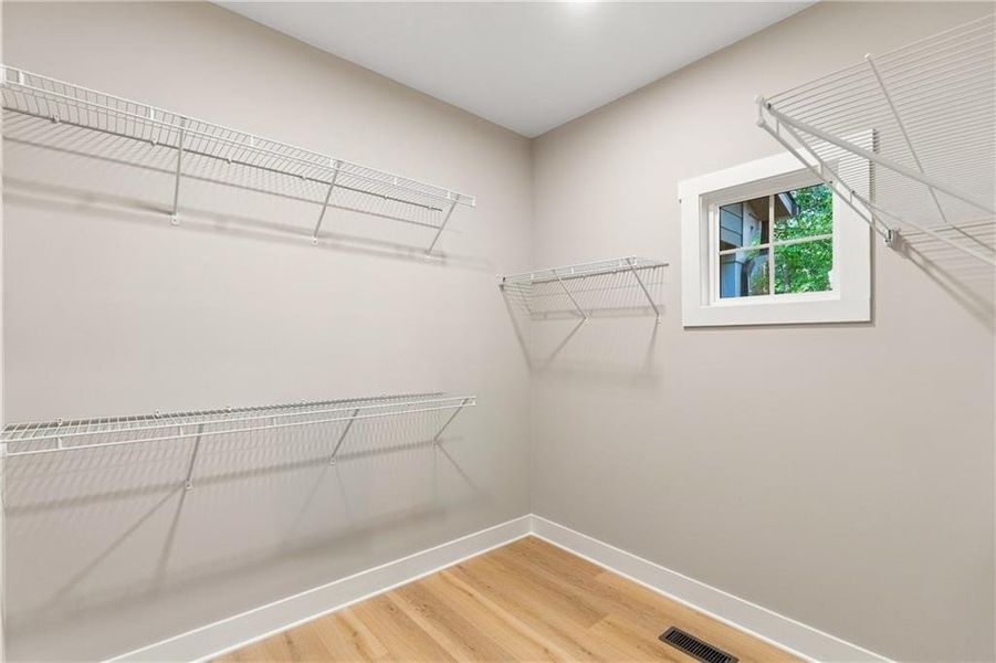 Spacious, unfurnished interior of a new home in , Jasper (Image 37).