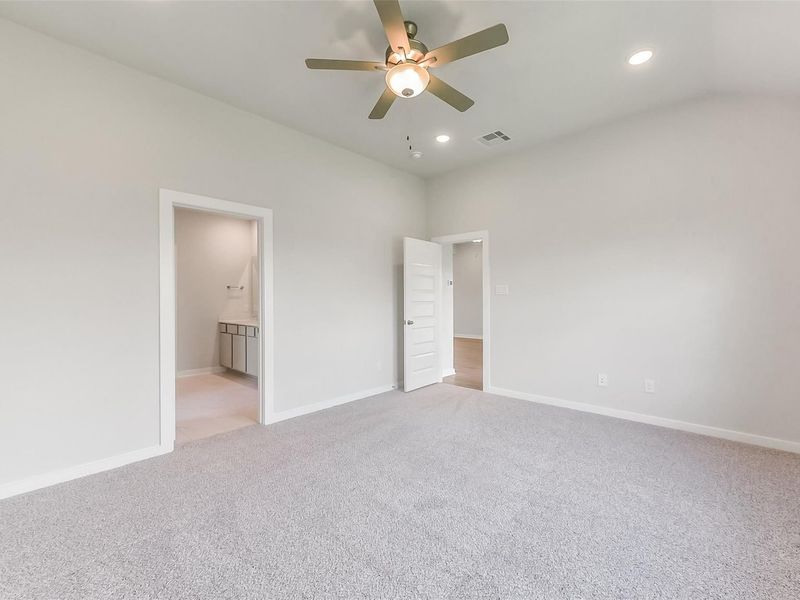 Spacious, unfurnished interior of a new home in River Ranch Meadows, Dayton (Image 24).