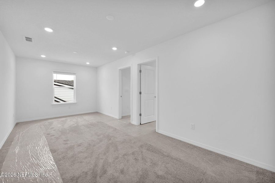 Spacious, unfurnished interior of a new home in Murray Farms, Middleburg (Image 21).