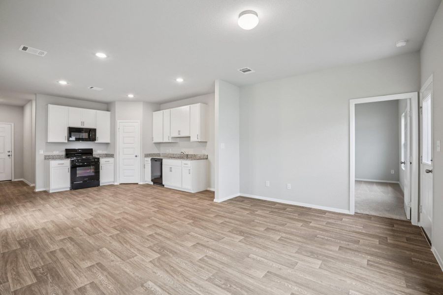 Spacious, unfurnished interior of a new home in Harvest Ridge, Elgin (Image 13).