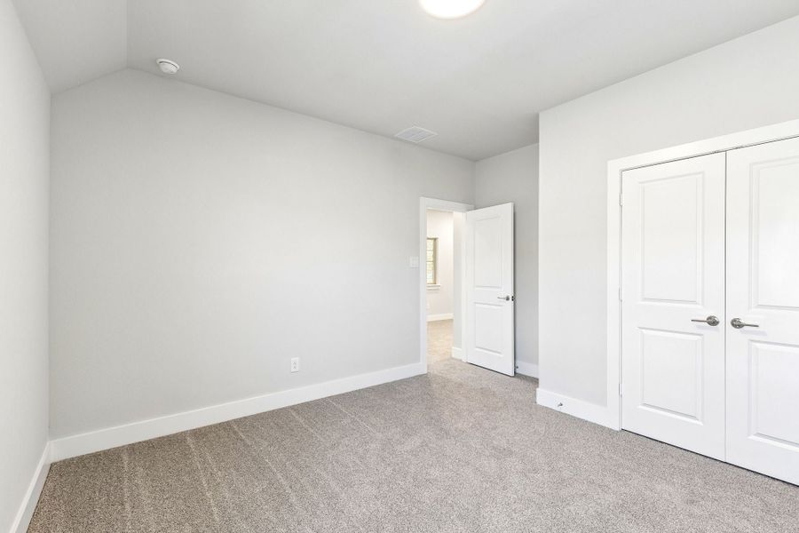Spacious, unfurnished interior of a new home in Dove Hollow, Waxahachie (Image 27).