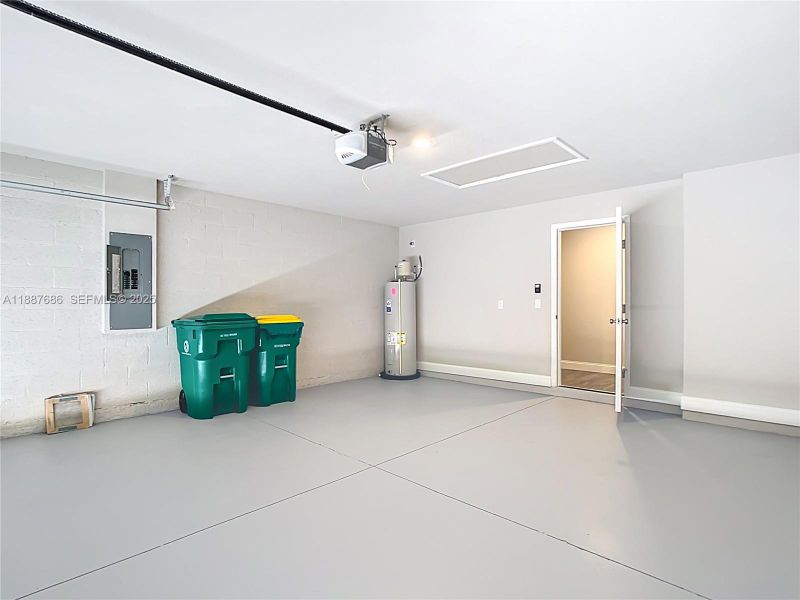 Spacious, unfurnished interior of a new home in , Port Charlotte (Image 8).