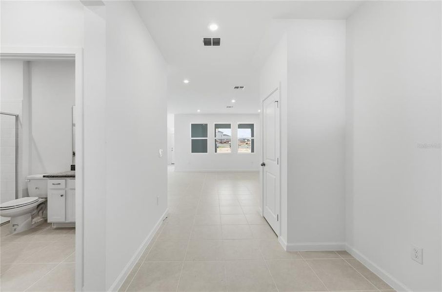 Spacious, unfurnished interior of a new home in Rainwood, Clermont (Image 16).