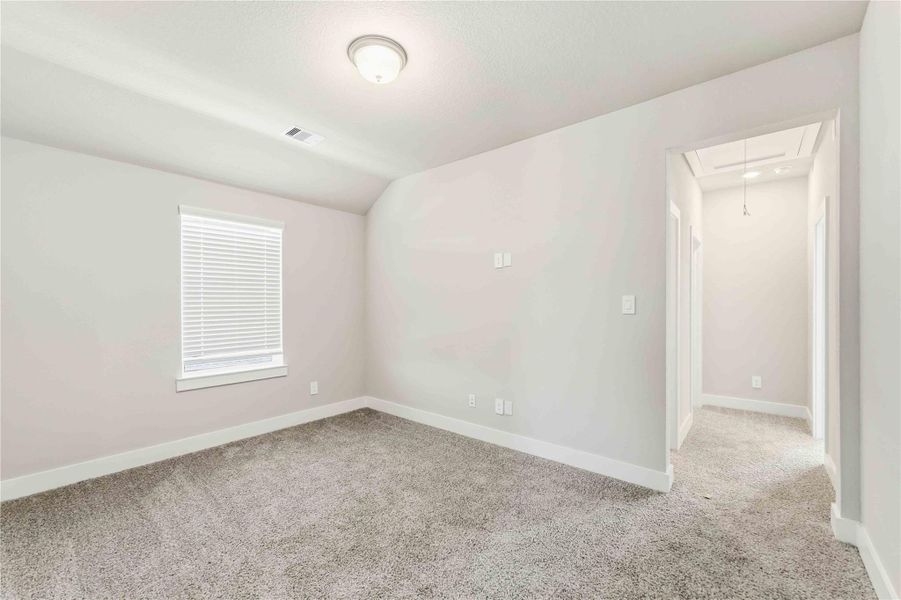 Spacious, unfurnished interior of a new home in Laurel Landing, Alvin (Image 21).