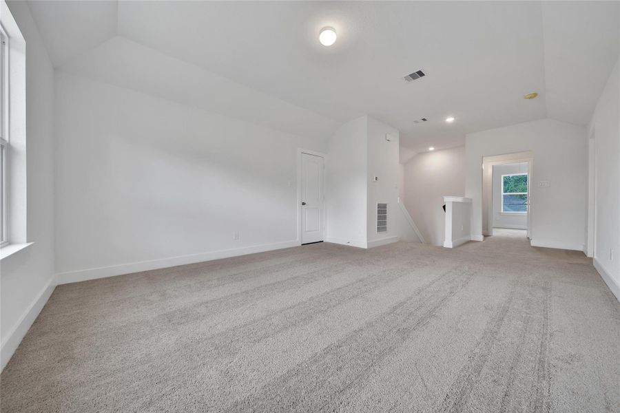 Spacious, unfurnished interior of a new home in Roman Forest, New Caney (Image 31).