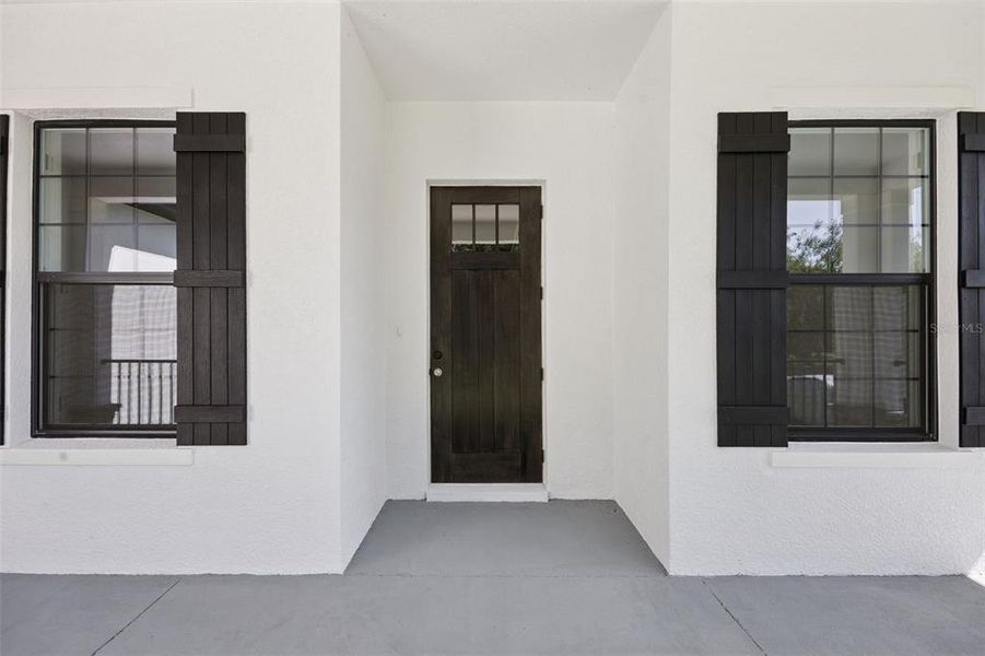 Exterior details and patio area of a home in , Clermont (Image 4).