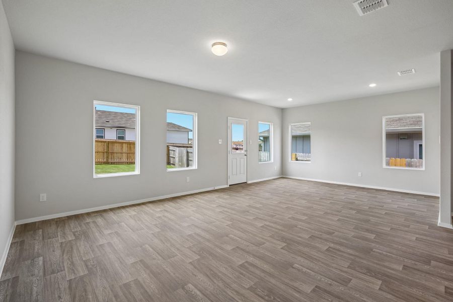 Spacious, unfurnished interior of a new home in Cloverleaf, Austin (Image 24).