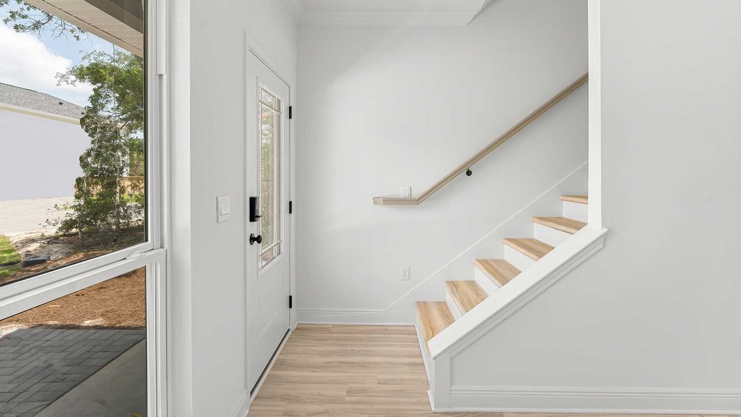 Spacious, unfurnished interior of a new home in Colonial East, Panama City Beach (Image 12).