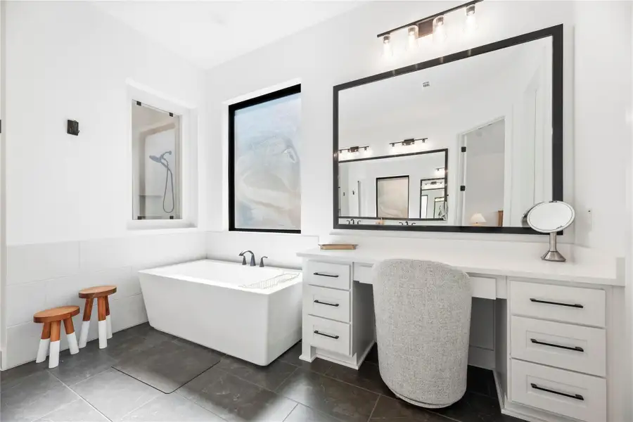 Furnished interior view inside a new home in Sienna, Missouri City (Image 40).