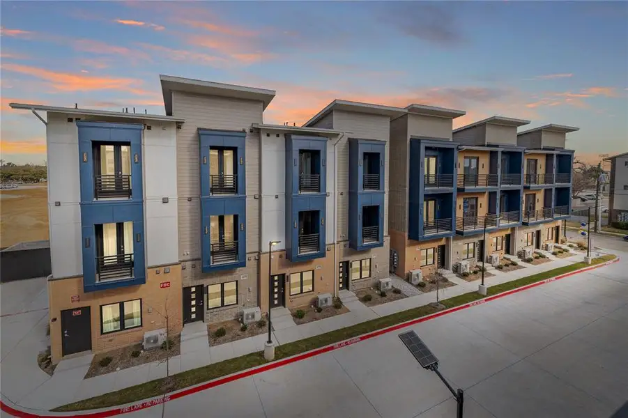 Condo located in Fort Worth, TX showcasing its design and architecture (Image 3). Condo located in Fort Worth, TX showcasing its design and architecture (Image 3).