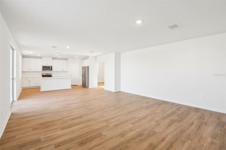 Spacious, unfurnished interior of a new home in Hilltop Vistas, Dade City (Image 19).