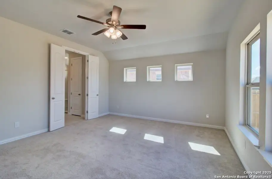 Spacious, unfurnished interior of a new home in Meyer Ranch - Enclave, New Braunfels (Image 9).