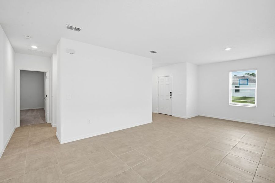 Spacious, unfurnished interior of a new home in Palm Wind, Hudson (Image 12).