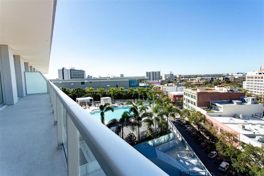 Condo located in St. Petersburg, FL showcasing its design and architecture (Image 18).