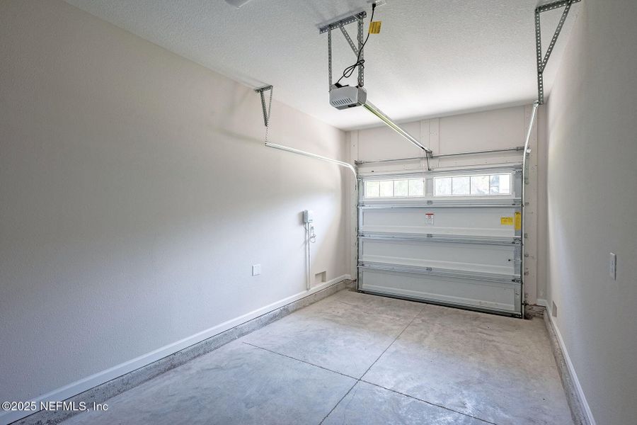 Spacious, unfurnished interior of a new home in , Jacksonville (Image 18).