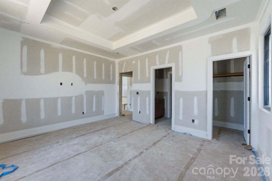 Second bedroom w/ Jack & Jill