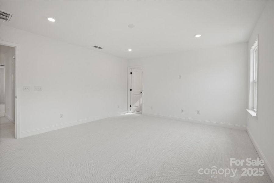 Spacious, unfurnished interior of a new home in Forest Creek, Waxhaw (Image 34).