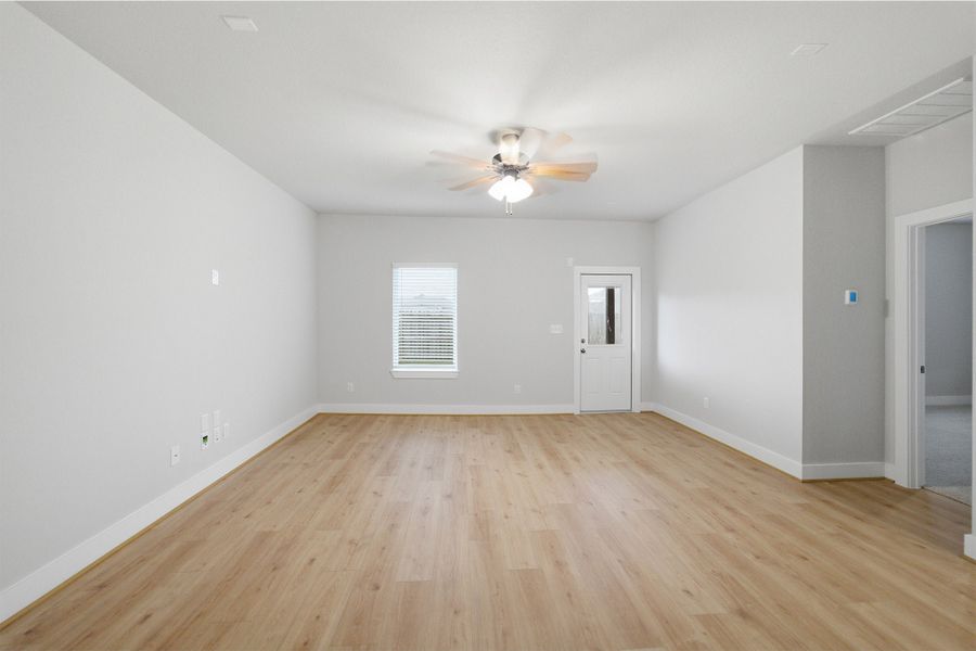 Spacious, unfurnished interior of a new home in Massey Oaks, Pearland (Image 18).