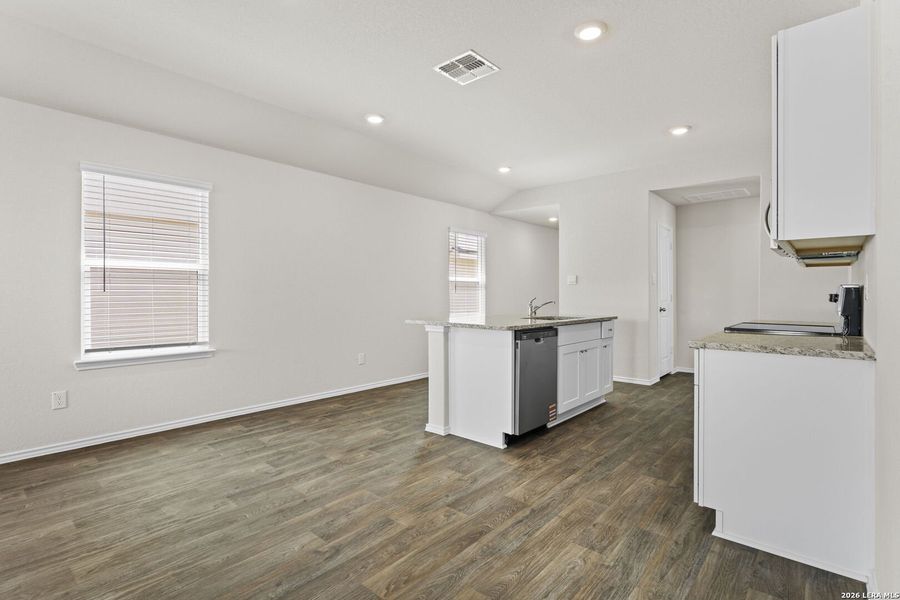 Spacious, unfurnished interior of a new home in Stonehill, San Antonio (Image 10).