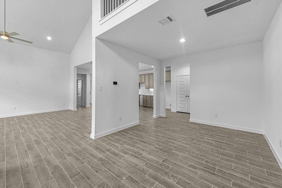 Spacious, unfurnished interior of a new home in Huntington Place, Rosharon (Image 16).