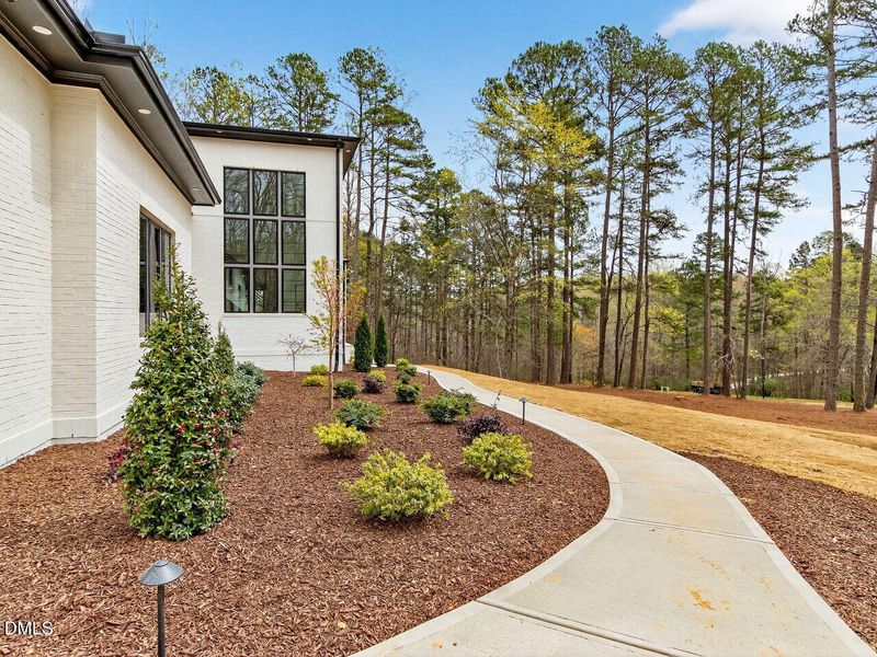 005-1280x960-front-walk