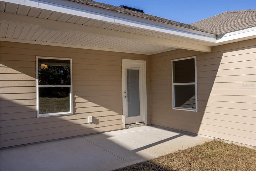 Exterior details and patio area of a home in Kirkland Farms, Alachua (Image 3).